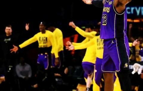 开云体育官网-詹姆斯重返赛场，锐不可当首场状态出色，巴黎圣日耳曼观众沸腾！